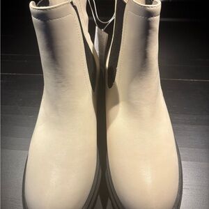 NWT Old Navy Stylish Cream Ankle Boots